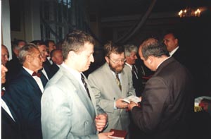 Uroczystoci w Horodku - Tadeusz Krawczak odbiera medal "Zasuony dla Drelowa" z rk Wjta Gminy Drelw - po jego lewej stronie Robret Matejuk
